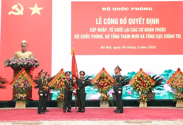 Đại tướng Phan Văn Giang trao Quân kỳ Quyết thắng cho Cục Chính sách-Xã hội, Tổng cục Chính trị Quân đội nhân dân Việt Nam Việt Nam. Ảnh Bộ Quốc phòng