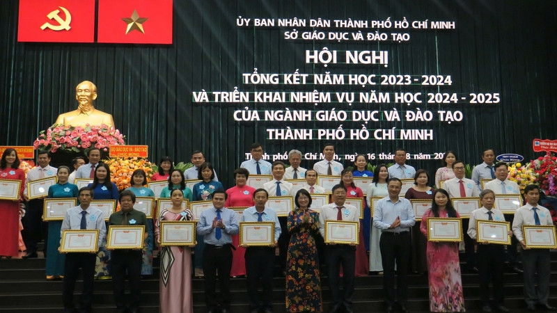 Thành phố Hồ Chí Minh khen thưởng các tập thể, cá nhân có thành tích xuất sắc.