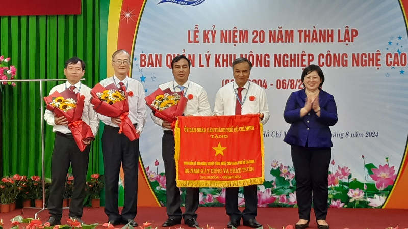 Lãnh đạo Ban quản lý Khu Nông nghiệp Công nghệ cao Thành phố Hồ Chí Minh nhận Cờ truyền thống của Ủy ban nhân dân Thành phố Hồ Chí Minh 