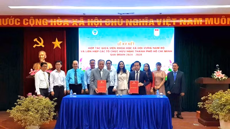 Viện Khoa học xã hội vùng Nam Bộ và Liên hiệp các tổ chức hữu nghị Thành phố Hồ Chí Minh ký kết thỏa thuận hợp tác.