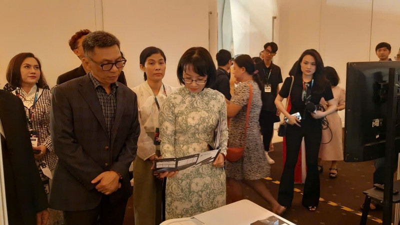 Bà Trần Thị Diệu Thúy, Phó Chủ tịch Ủy ban nhân dân Thành phố Hồ Chí Minh (áo dài) tham quan các gian hàng tại Mega Us Expo 2024.