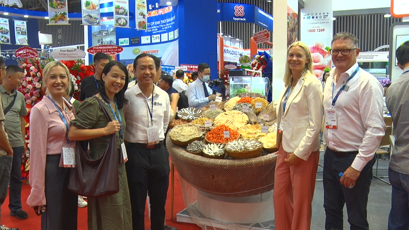 Các đại biểu tham quan các gian hàng trưng bày tại triển lãm.