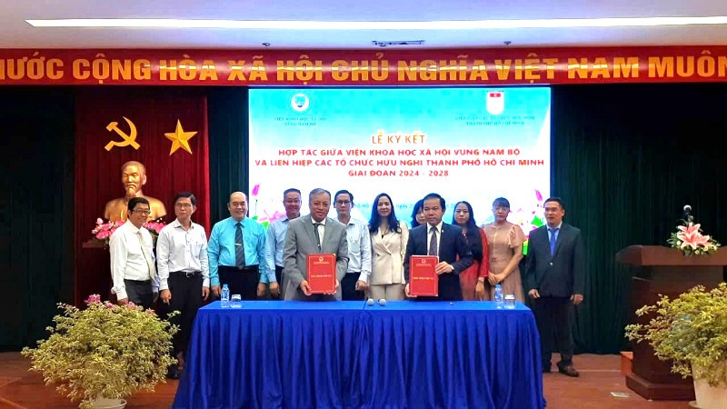 Viện Khoa học xã hội vùng Nam Bộ và Liên hiệp các tổ chức hữu nghị Thành phố Hồ Chí Minh ký kết thỏa thuận hợp tác.