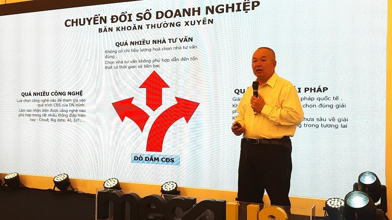 Ông Phí Anh Tuấn, Trưởng ban Chuyển đổi số mảng doanh nghiệp, Trung tâm Hỗ trợ và tư vấn chuyển đổi số Thành phố Hồ Chí Minh phát biểu tại hội thảo.