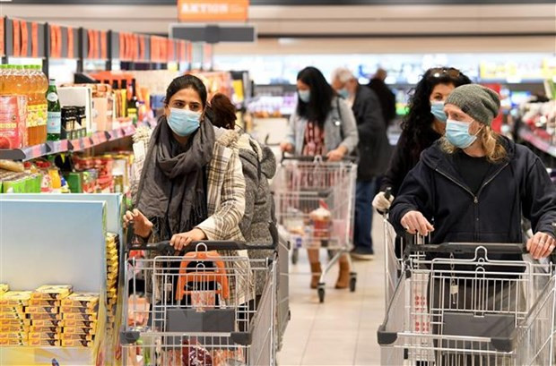 Người dân mua hàng tại siêu thị ở Vienna, Áo. (Ảnh: AFP/TTXVN)