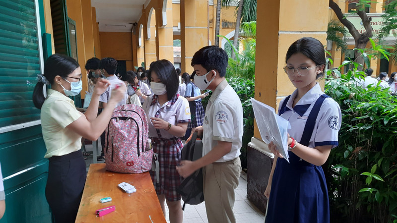 Học sinh Thành phố Hồ Chí Minh tham gia kỳ thi vào lớp 10 công lập năm học 2023-2024 tại điểm thi Trường THPT Trưng Vương, quận 1.