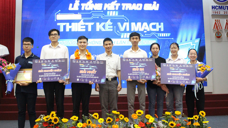 Các tác giả nhận giải thưởng tại cuộc thi Thiết kế vi mạch cho đô thị thông minh lần 1.