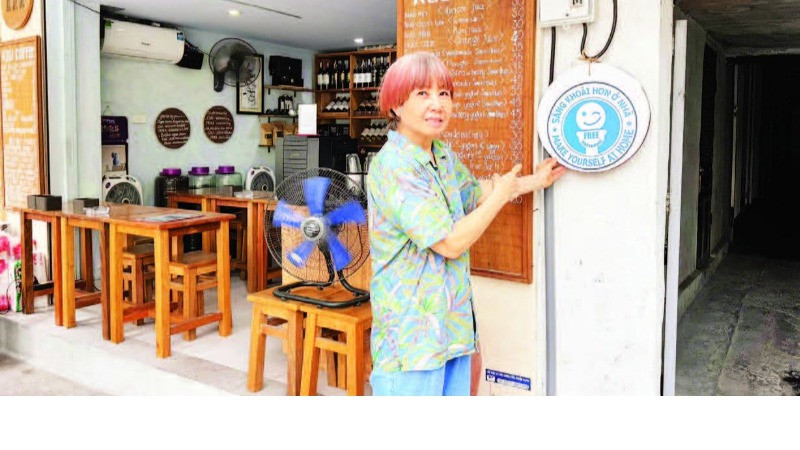 Quán cà-phê 111 phố Trúc Bạch của chị Đào Thị Nga là một trong những cửa hàng đầu tiên tham gia mô hình "Free Restroom"