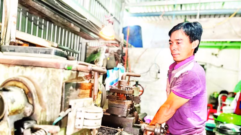 Người dân xã đảo Thạnh An có nhiều lựa chọn để phát triển sản xuất kể từ khi có nguồn điện lưới ổn định.