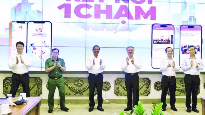 Đại diện lãnh đạo Chính phủ và Thành phố Hồ Chí Minh thực hiện nghi thức ra mắt "Ứng dụng công dân số".