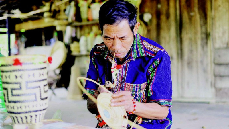 Già N’Tol Ha Bang miệt mài lưu giữ nghề đan lát truyền thống của người Mnông.