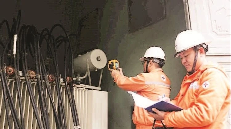 Công nhân EVNHANOI kiểm tra hệ thống điện.