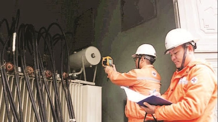 Công nhân EVNHANOI kiểm tra hệ thống điện.