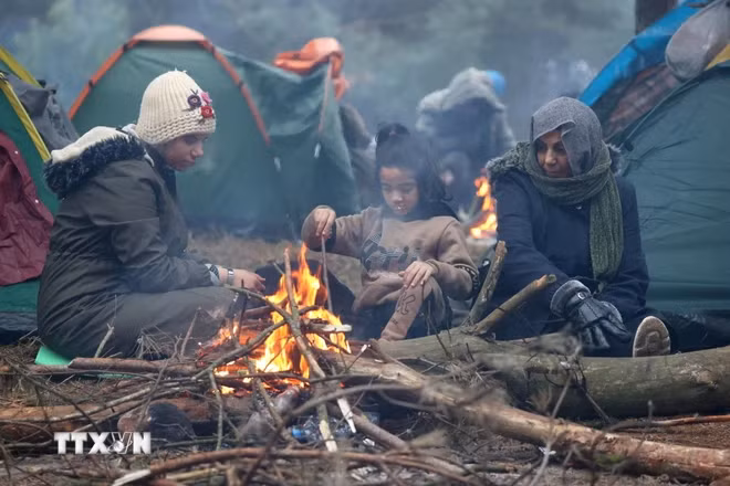 Người di cư tại một trại tạm được dựng lên ở khu vực Grodno, biên giới giữa Belarus với Ba Lan. (Ảnh: AFP/TTXVN)