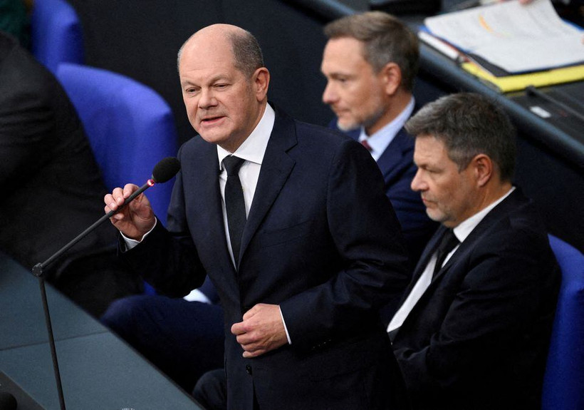 Thủ tướng Olaf Scholz phát biểu cạnh Bộ trưởng Tài chính Christian Lindner và Bộ trưởng Kinh tế và Khí hậu Robert Habeck trong phiên điều trần tại Hạ viện Đức Bundestag ở Berlin, Đức, ngày 15/11/2023. (Ảnh: REUTERS)