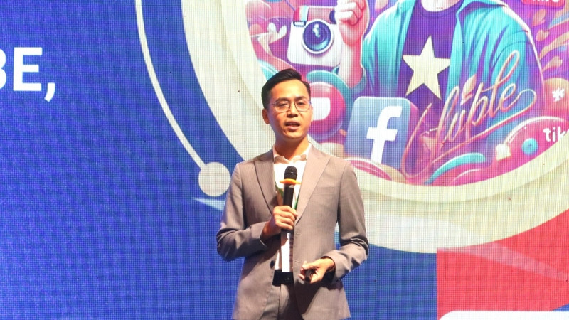 Chuyên gia trình bày tham luận tại hội thảo.