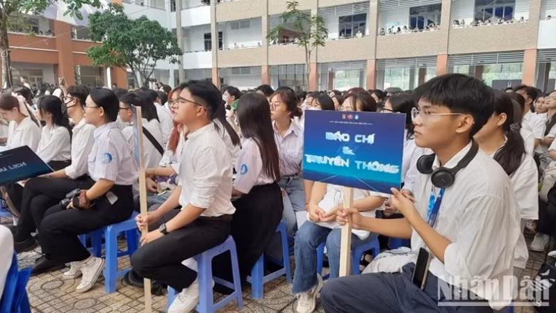 Các tân sinh viên tham gia Lễ khai giảng năm học 2023-2024.