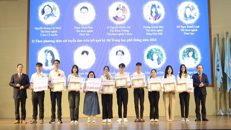 Trường đại học Khoa học sức khỏe khen thưởng 10 tân sinh viên đạt thủ khoa đầu vào của năm ngành học.