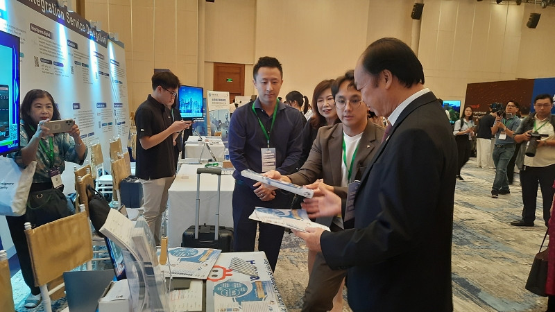 Các đại biểu tham quan các gian hàng trưng bày các giải pháp công nghệ tại Triển lãm và Hội nghị Tech4life 2024.