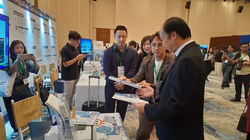 Các đại biểu tham quan các gian hàng trưng bày các giải pháp công nghệ tại Triển lãm và Hội nghị Tech4life 2024.