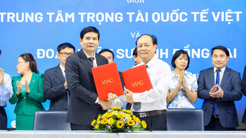 Các bên ký kết biên bản thỏa thuận hợp tác.