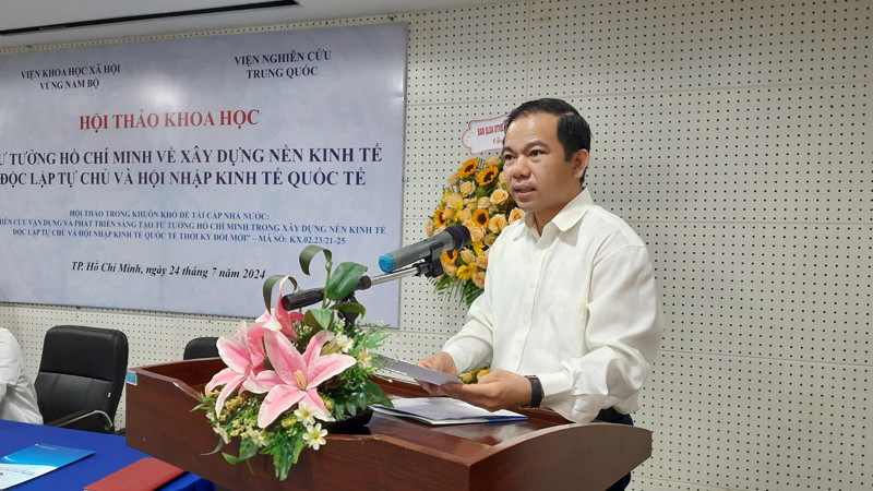 Phó Giáo sư, Tiến sĩ Vũ Tuấn Hưng, Phó Viện trưởng phụ trách Viện Khoa học xã hội vùng Nam Bộ phát biểu tại hội thảo.