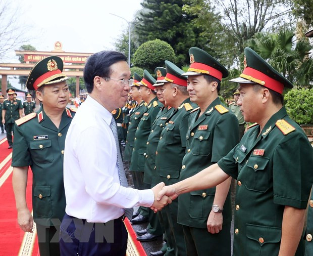 Chủ tịch nước Võ Văn Thưởng với cán bộ, sĩ quan Binh đoàn 15. (Ảnh: Thống Nhất/TTXVN)