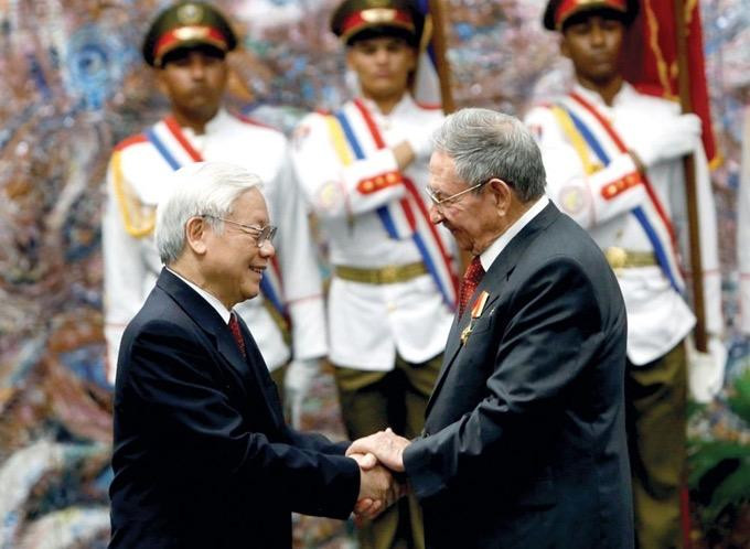 Tổng Bí thư Nguyễn Phú Trọng gặp Bí thư Thứ nhất Ban chấp hành Trung ương Đảng Cộng sản Cuba, Chủ tịch Hội đồng Nhà nước và Hội đồng Bộ trưởng Cộng hòa Cuba Raul Castro Ruz trong chuyến thăm cấp nhà nước đến Cuba, tháng 3/2018. (Ảnh: Bộ Ngoại giao)