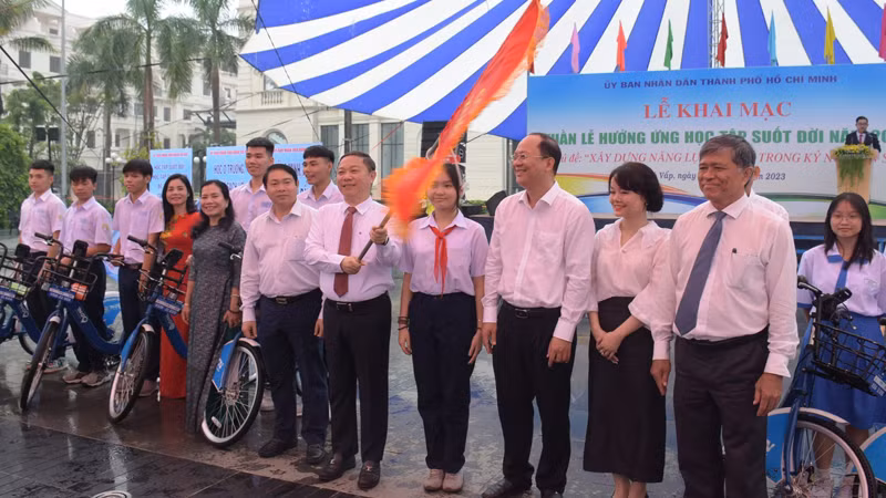 Phó Chủ tịch Ủy ban nhân dân Thành phố Hồ Chí Minh Dương Anh Đức phất cờ hiệu diễu hành nhân dịp Khai mạc Tuần lễ hưởng ứng học tập suốt đời năm 2023.