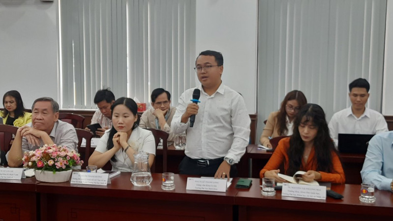 Nhà khoa học phát biểu tại Tọa đàm.