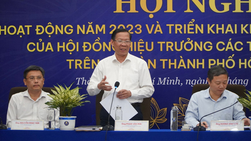 Chủ tịch Ủy ban nhân dân Thành phố Hồ Chí Minh Phan Văn Mãi phát biểu tại hội nghị.