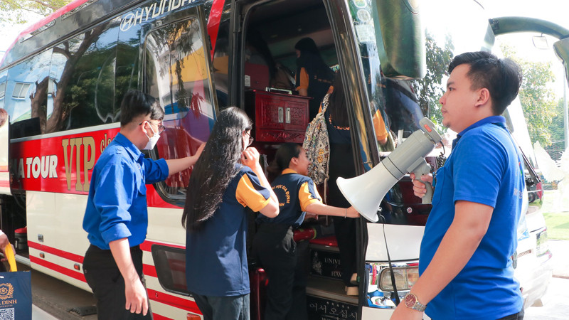 Các bạn sinh viên lên xe về quê đón Tết.