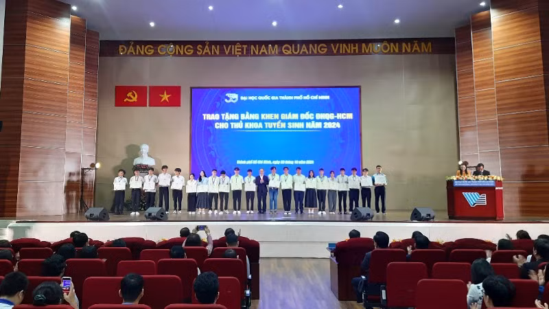 Đại học Quốc gia Thành phố Hồ Chí Minh khen thưởng sinh viên thủ khoa tuyển sinh đầu vào.