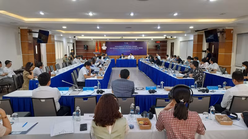 Quang cảnh tọa đàm “Xây dựng Chương trình đào tạo, nghiên cứu tiên tiến ngành thiết kế vi mạch tại Đại học Quốc gia Thành phố Hồ Chí Minh”. 