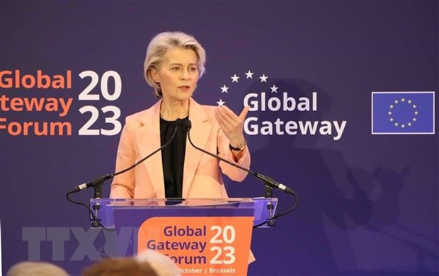 Chủ tịch Ủy ban châu Âu (EC) Ursula von der Leyen phát biểu tại phiên khai mạc diễn đàn. (Ảnh: TTXVN)