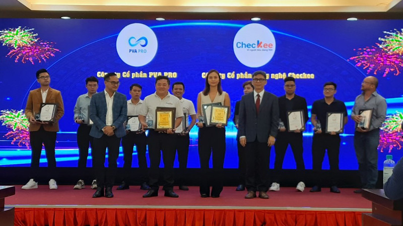 Ban tổ chức trao giải thưởng I-Star năm 2023.
