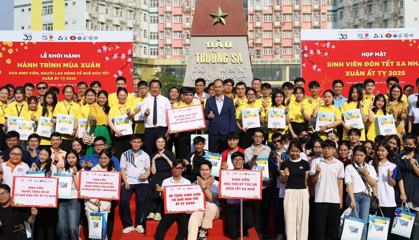 Các sinh viên được Đại học Quốc gia Thành phố Hồ Chí Minh tặng vé xe, quà Tết Ất Tỵ 2025.
