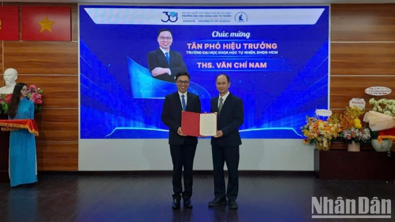 Phó Giáo sư, Tiến sĩ Trần Cao Vinh (bên phải) trao Quyết định Bổ nhiệm Thạc sĩ Văn Chí Nam làm Phó hiệu trưởng Trường đại học Khoa học tự nhiên.