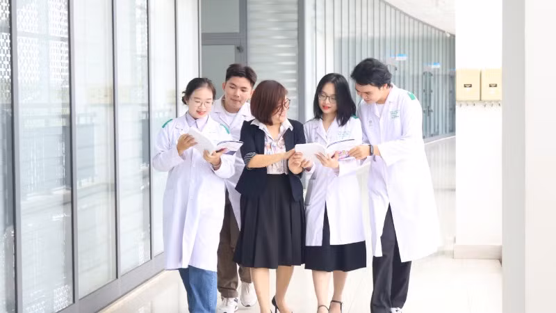 Sinh viên khoa Dược Trường đại học Khoa học sức khỏe trao đổi cùng với giảng viên.