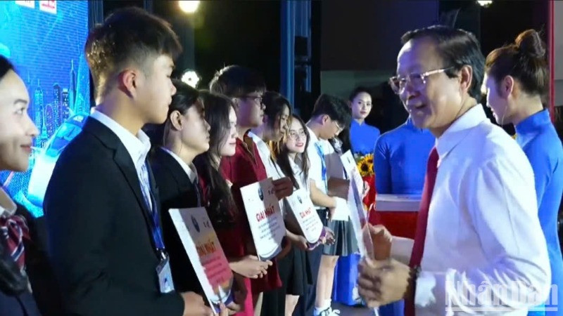 Thứ trưởng Giáo dục và Đào tạo Phạm Ngọc Thưởng trao giải Nhất cho các học sinh.