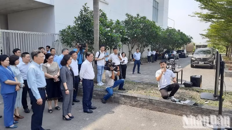 Đoàn công tác tham quan các đơn vị trực thuộc Khu công nghệ cao Thành phố Hồ Chí Minh.