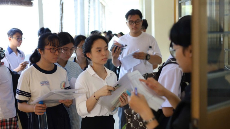 Các thí sinh làm thủ tục vào phòng thi, Kỳ thi Đánh giá năng lực đợt 1.