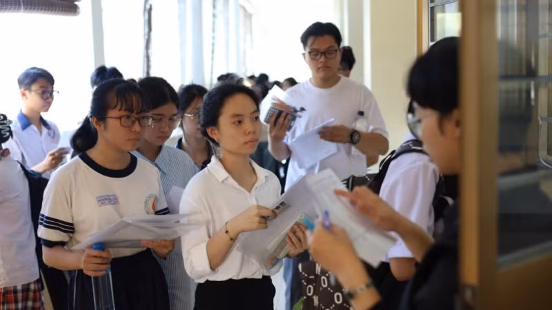 Các thí sinh làm thủ tục vào phòng thi, Kỳ thi Đánh giá năng lực đợt 1.