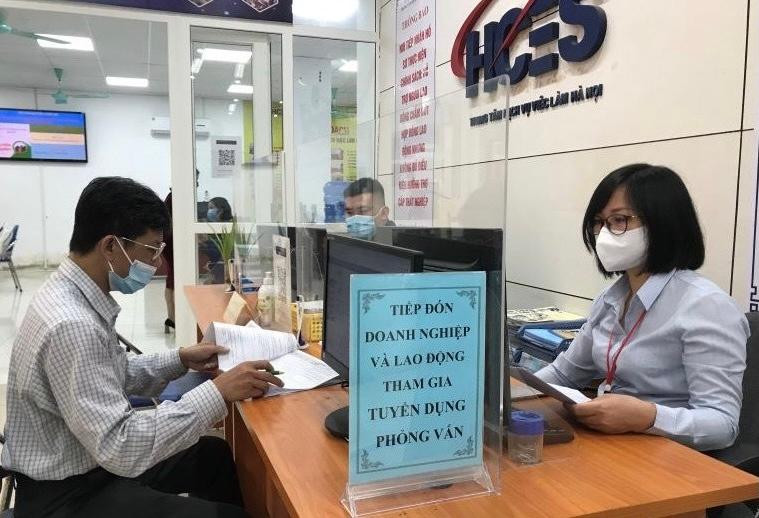 Người lao động tìm hiểu việc làm tại Trung tâm Dịch vụ việc làm Hà Nội. (Ảnh HẠNH LÊ)