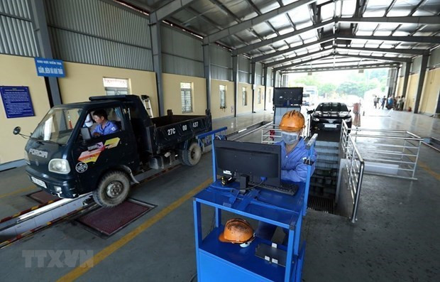 Kiểm tra kỹ thuật các phương tiện tham gia giao thông. (Ảnh: TTXVN)