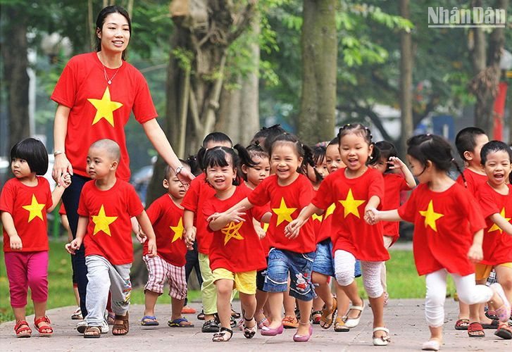 Dành tình cảm, sự quan tâm chăm sóc cho trẻ em là cách tốt nhất để phòng, chống bạo lực trẻ em. (Ảnh NGUYỄN ĐĂNG)