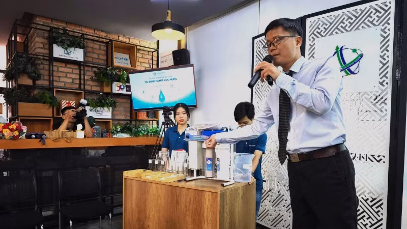 Tiến sĩ Đỗ Hữu Quyết phát biểu tại hội thảo.