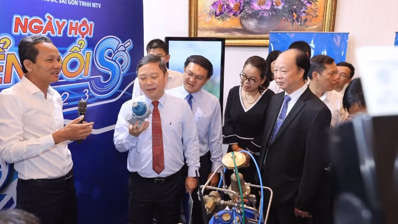 Các đại biểu tham quan các gian hàng trưng bày các giải pháp chuyển đổi số tại Ngày hội chuyển đổi số được tổ chức tại Thành phố Hồ Chí Minh