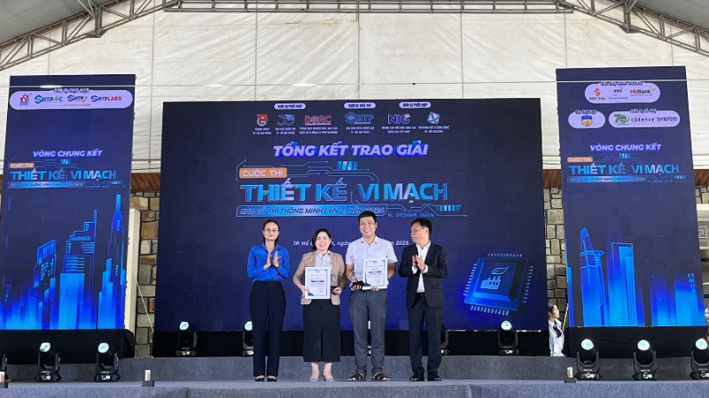 Ban tổ chức trao thư cám ơn cho các đơn vị hỗ trợ Cuộc thi Thiết kế vi mạch cho đô thị thông minh lần 2 năm 2024.