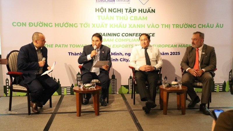 Các chuyên gia trao đổi về Cơ chế điều chỉnh biên giới carbon tại hội nghị tập huấn.